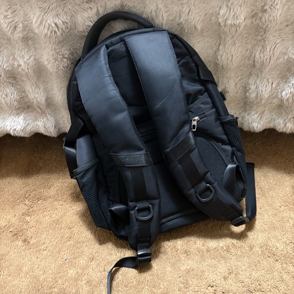 Used black backpack. - Picture 4 of 8